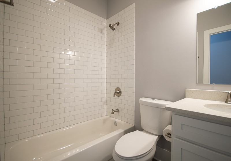 1044 W 18th St #3R - Photo 3 of 5