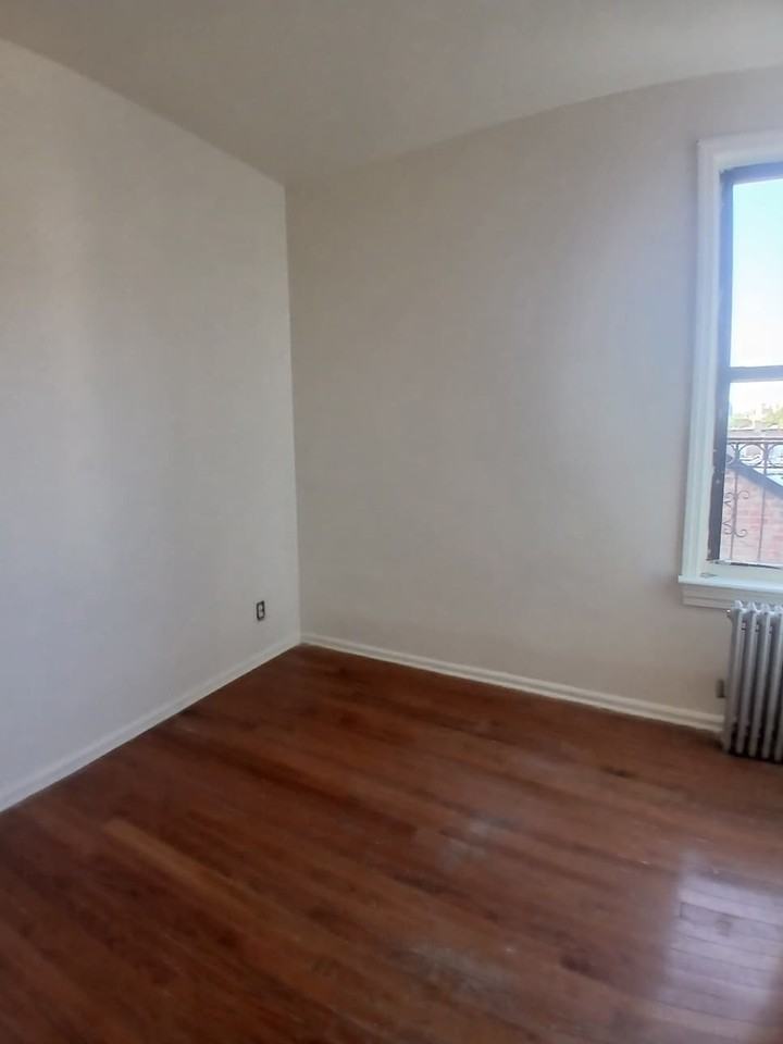 288 Hawthorne Ave #4 - Photo 4 of 10