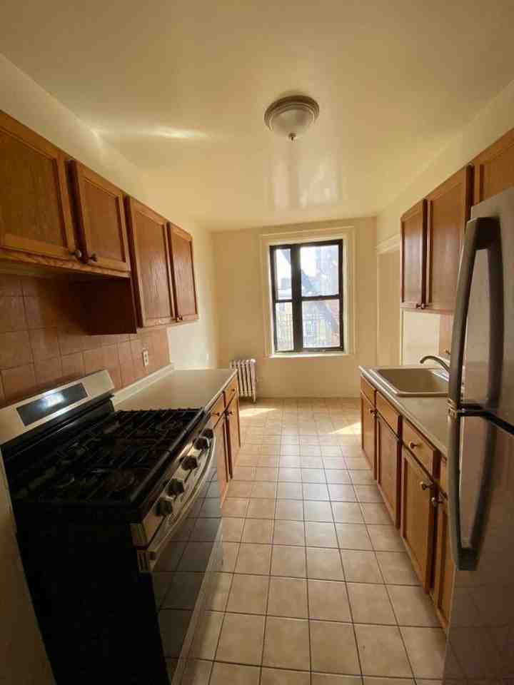 495 Van Cortlandt Park Ave #3 - Photo 4 of 7