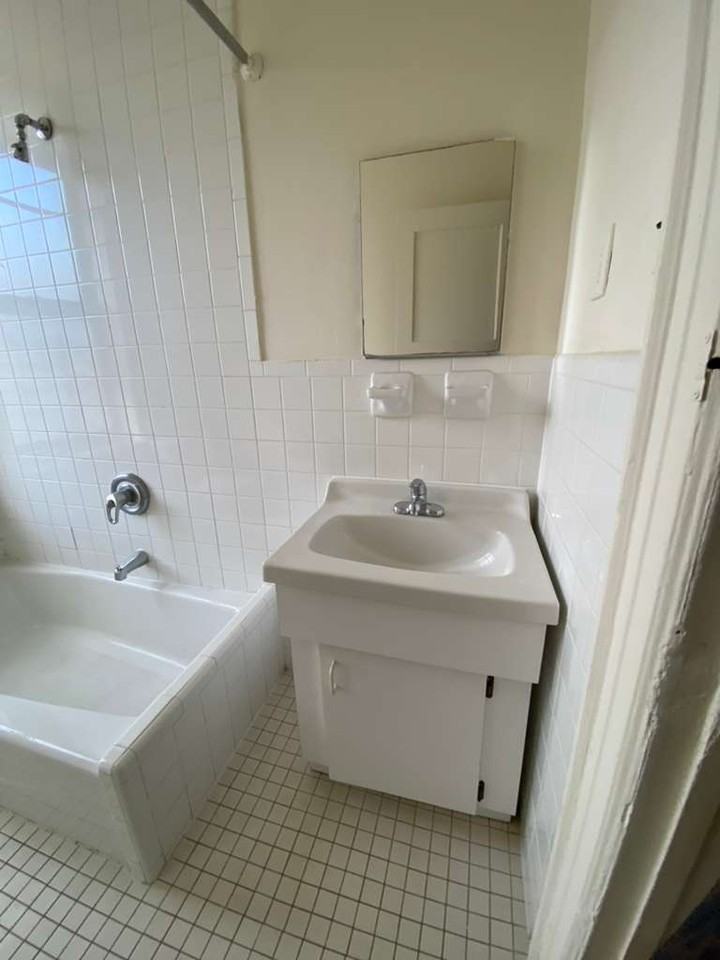 495 Van Cortlandt Park Ave #3 - Photo 7 of 7