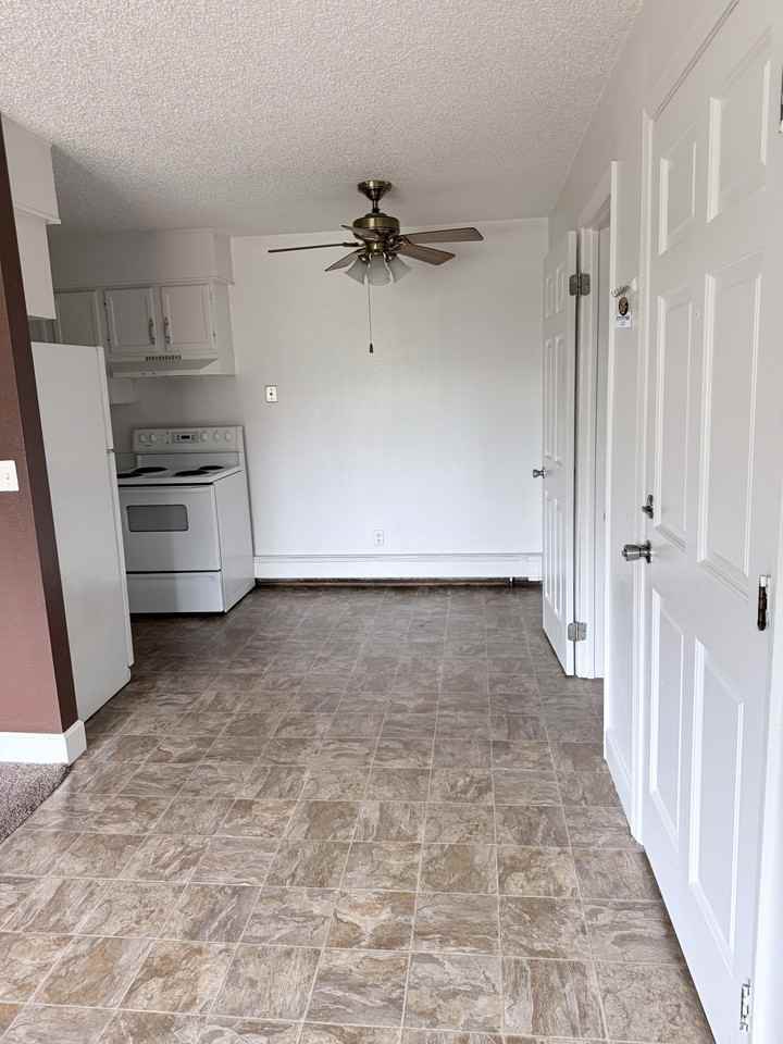 104 6th St Ne #8 - Photo 2 of 7
