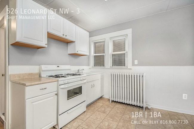 526 Leonard St Nw #3 - Photo 4 of 17