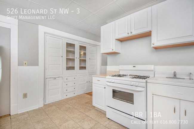 526 Leonard St Nw #3 - Photo 6 of 17