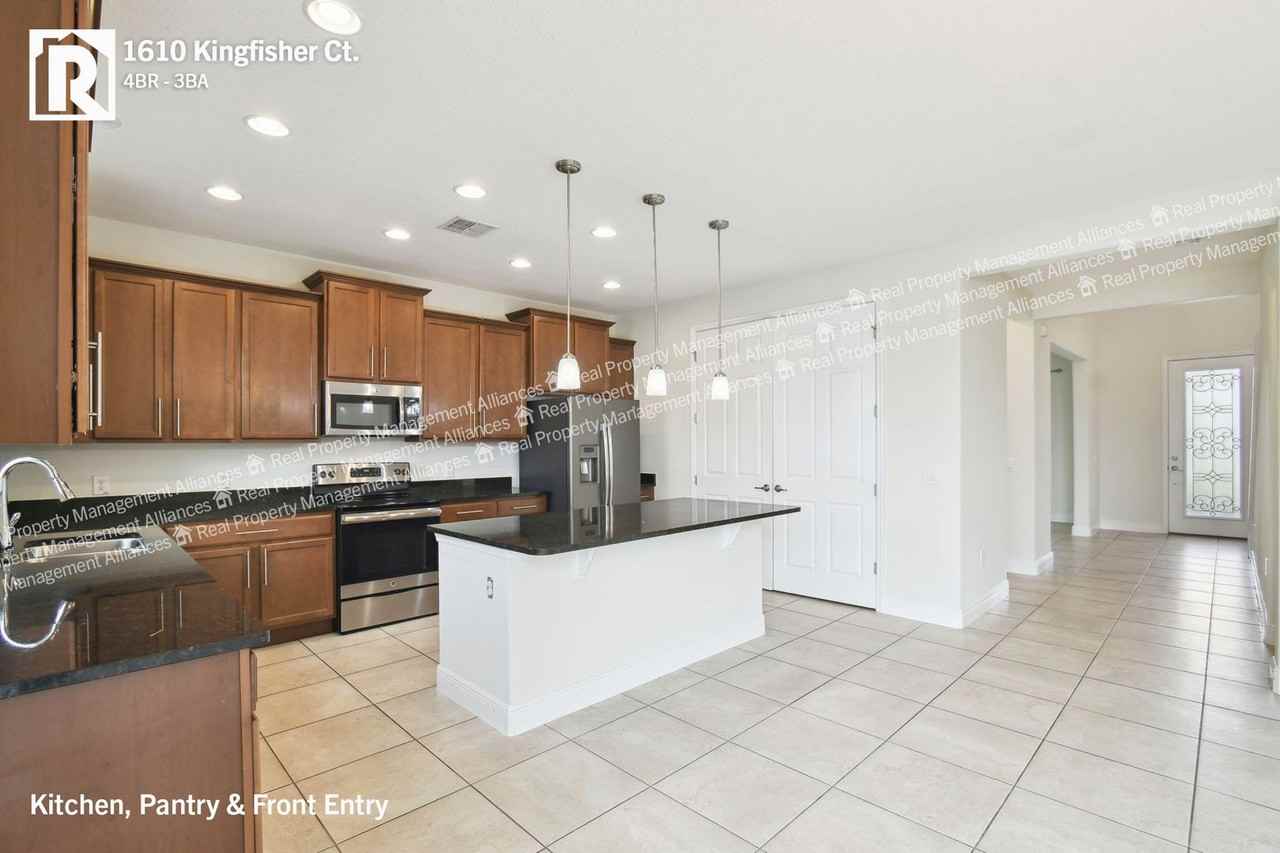 1610 Kingfisher Ct - Photo 4 of 33