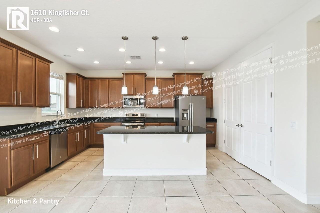 1610 Kingfisher Ct - Photo 5 of 33