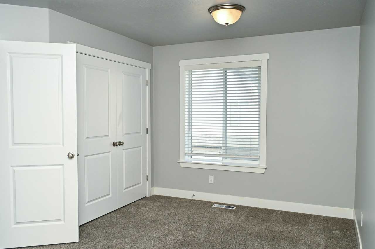 2032 N 350 E - Photo 4 of 19