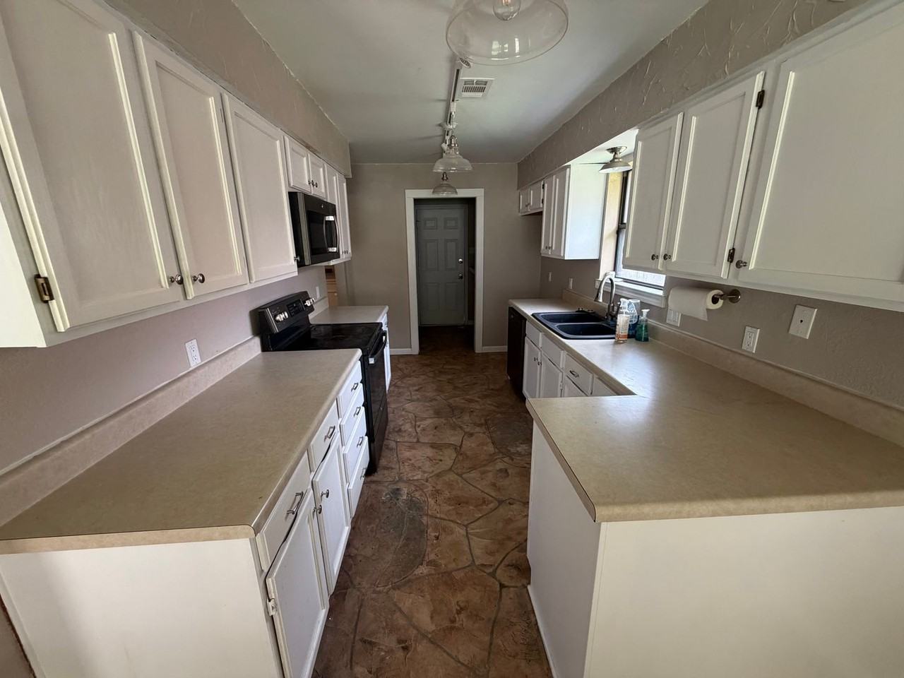 2132 Turf Club Dr - Photo 2 of 9