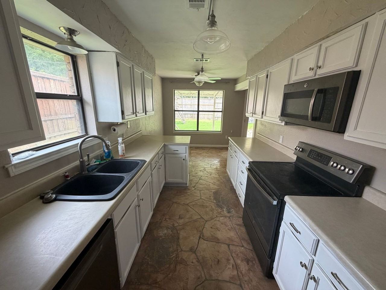 2132 Turf Club Dr - Photo 4 of 9