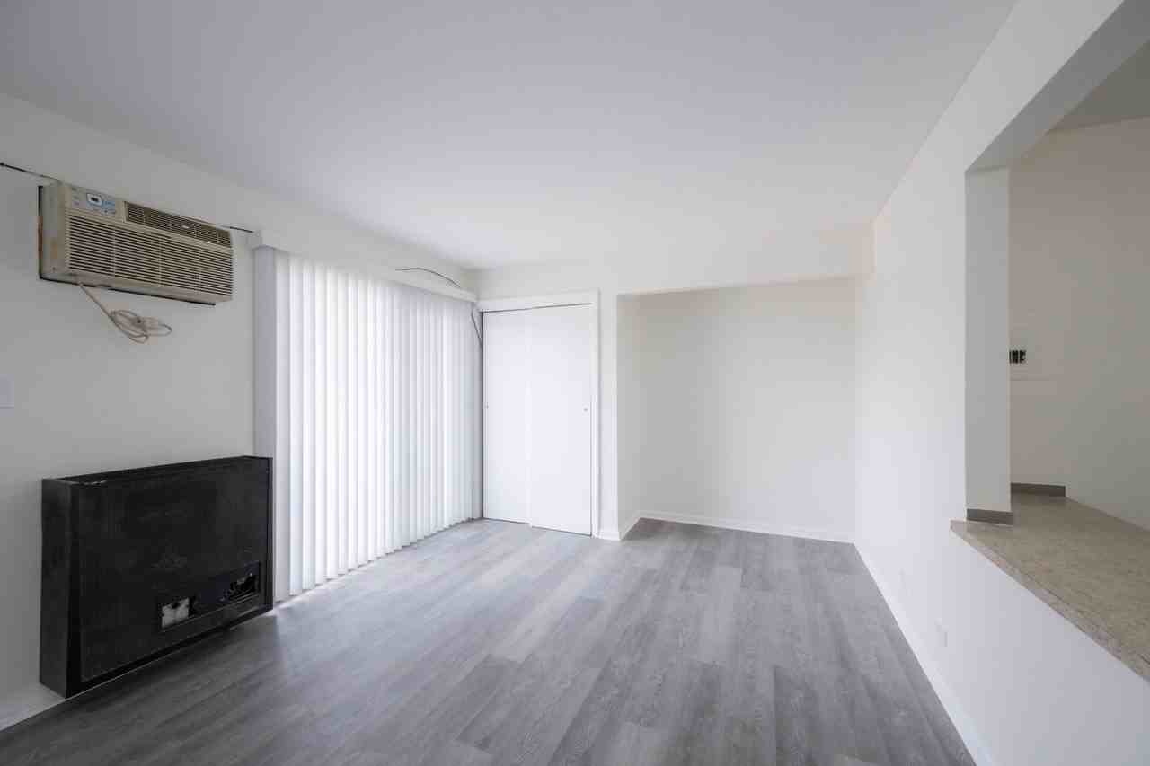 15311 Knox Ave Apt 15 - Photo 2 of 10