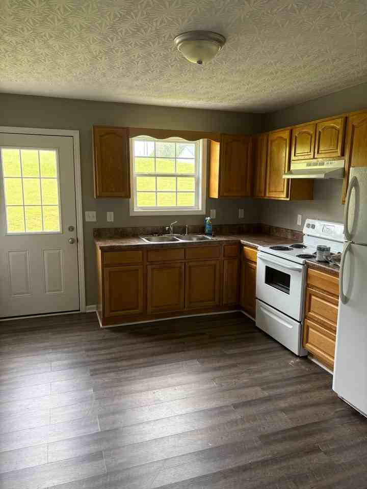 21 Emery Dr #21 - Photo 2 of 8