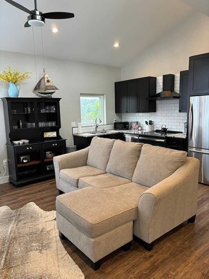1122 Vine St - Photo 2 of 10