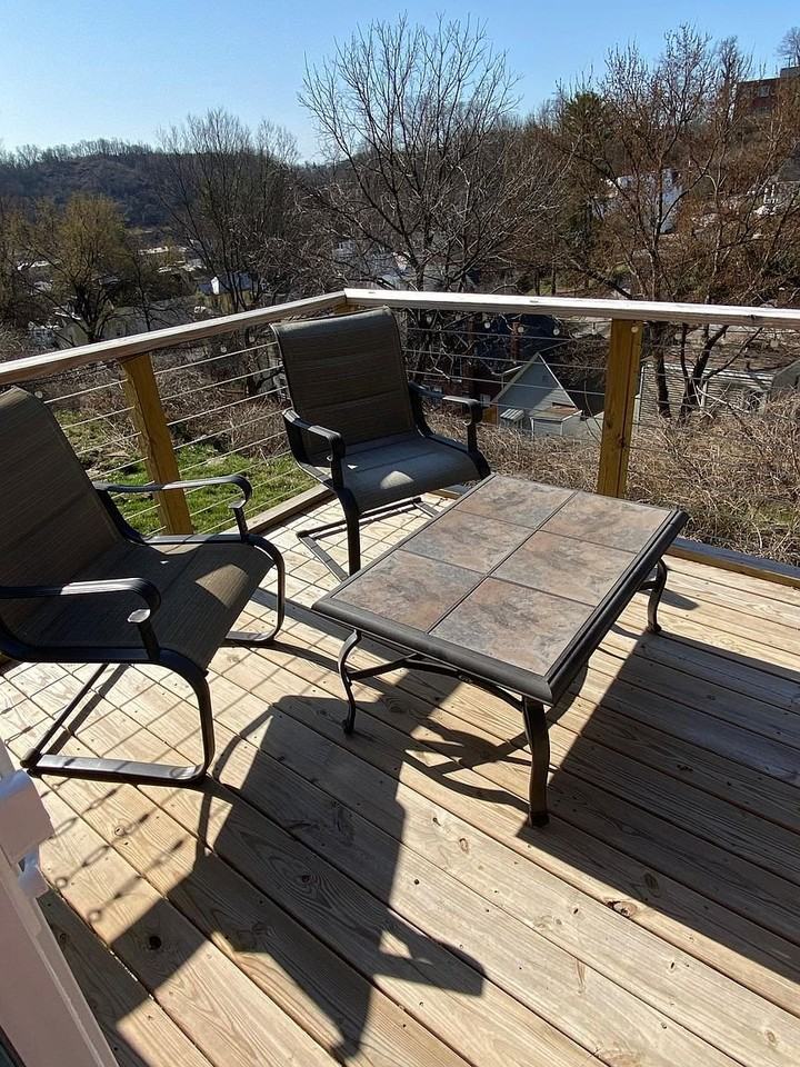 1122 Vine St - Photo 3 of 10
