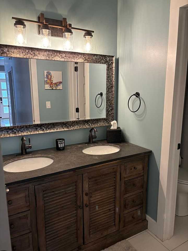 1122 Vine St - Photo 4 of 10