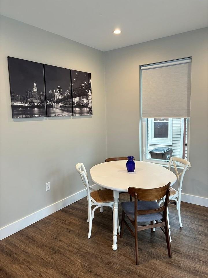 1122 Vine St - Photo 7 of 10