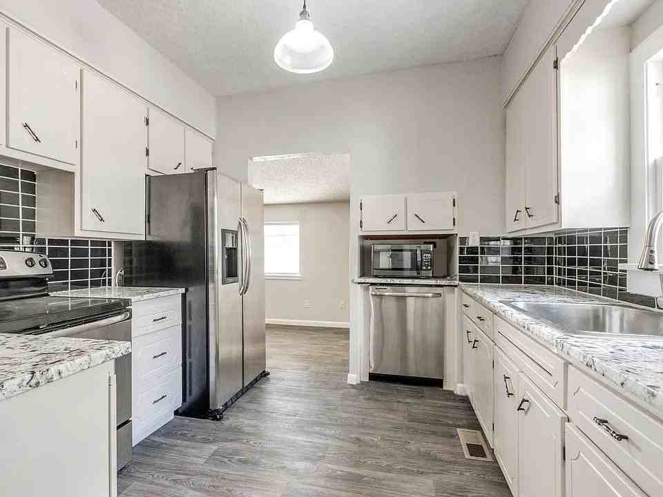 1024 S 13th St - Photo 3 of 20