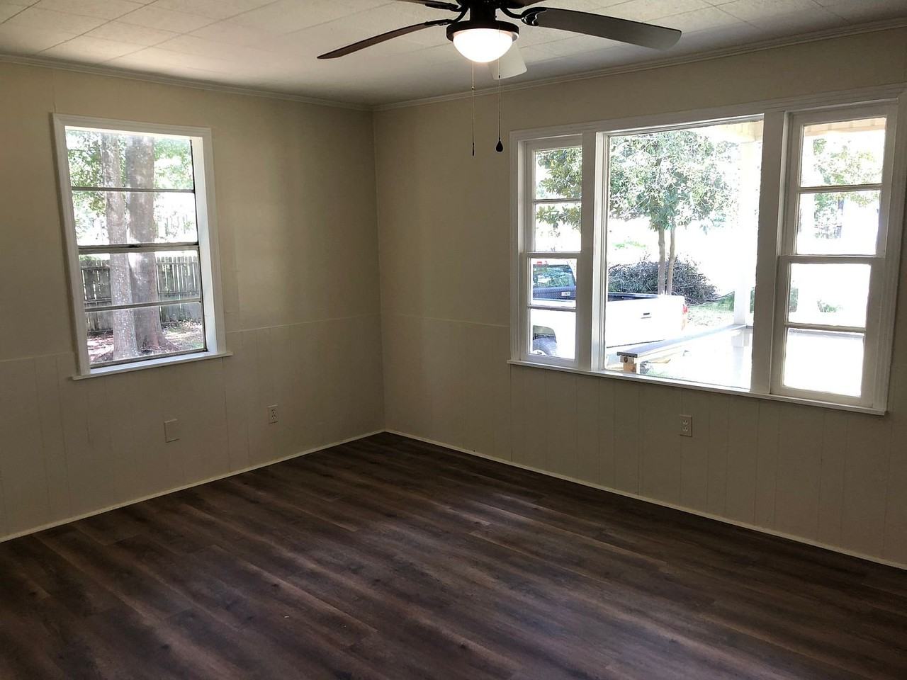 215 5th Ave - Photo 3 of 5