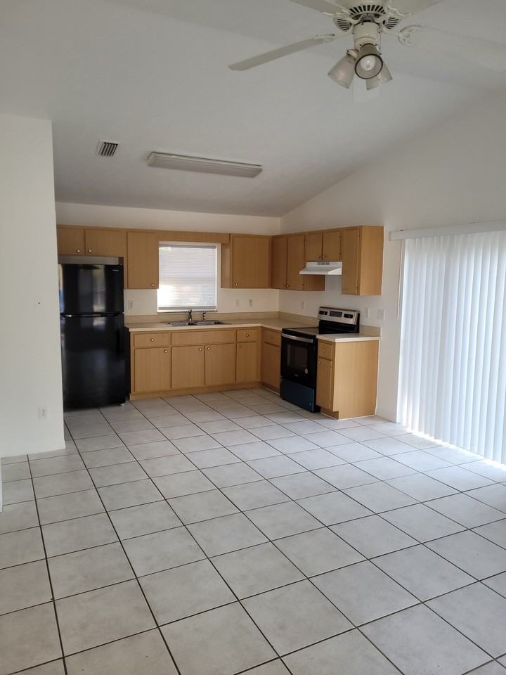 706 Ne 27th St - Photo 2 of 5
