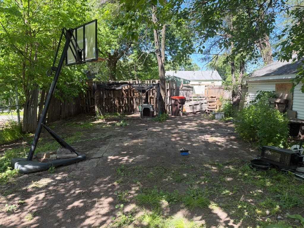 721 S Matthew St - Photo 3 of 19