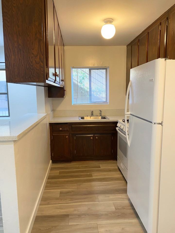 963 Edgecliffe Dr #2 - Photo 4 of 16