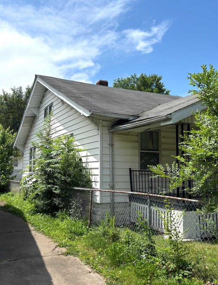 1365 E Walnut St - Photo 2 of 20