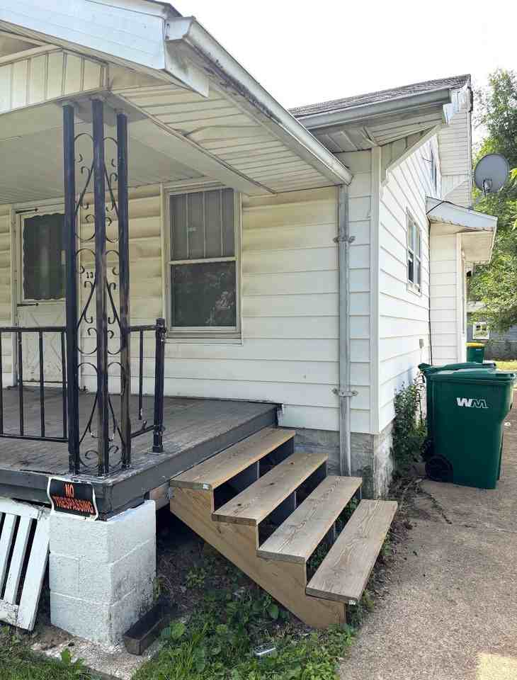 1365 E Walnut St - Photo 3 of 20