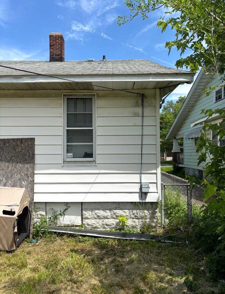 1365 E Walnut St - Photo 4 of 20