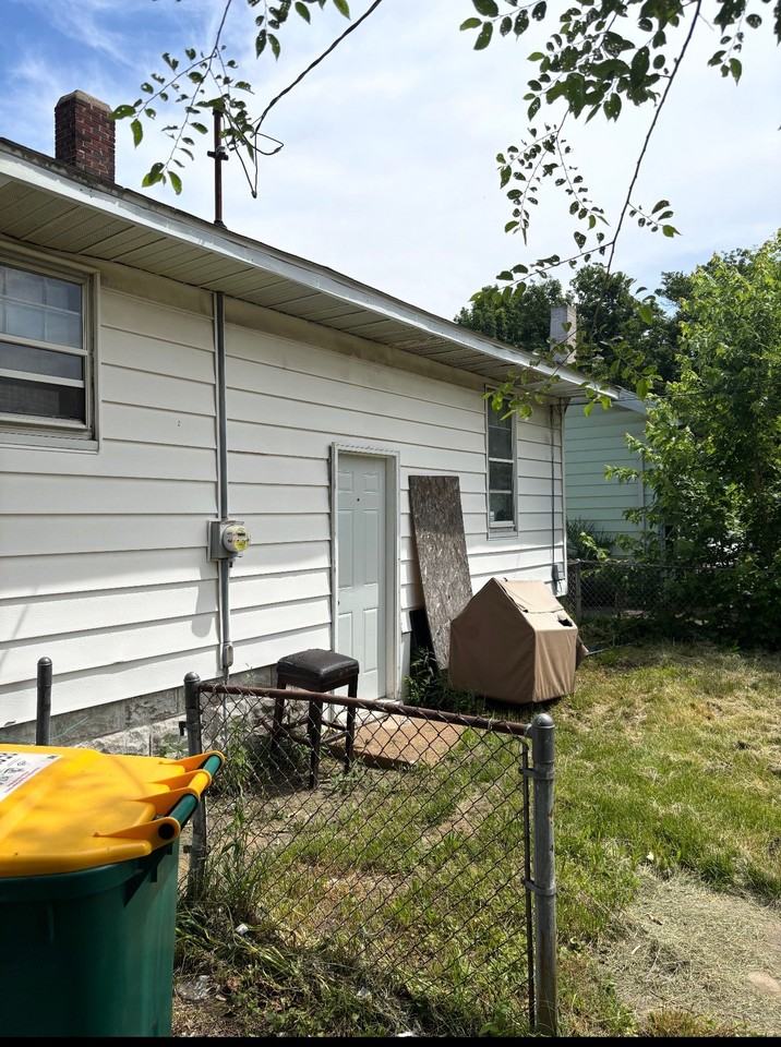 1365 E Walnut St - Photo 5 of 20
