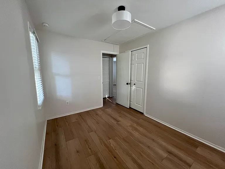 555 E Mahan Ave - Photo 3 of 17