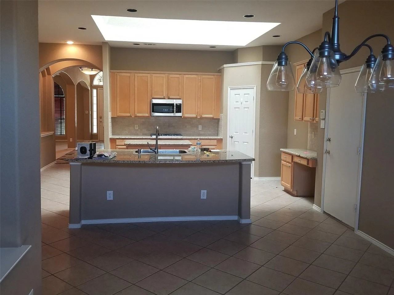 9208 Sterling Gate Dr - Photo 4 of 8
