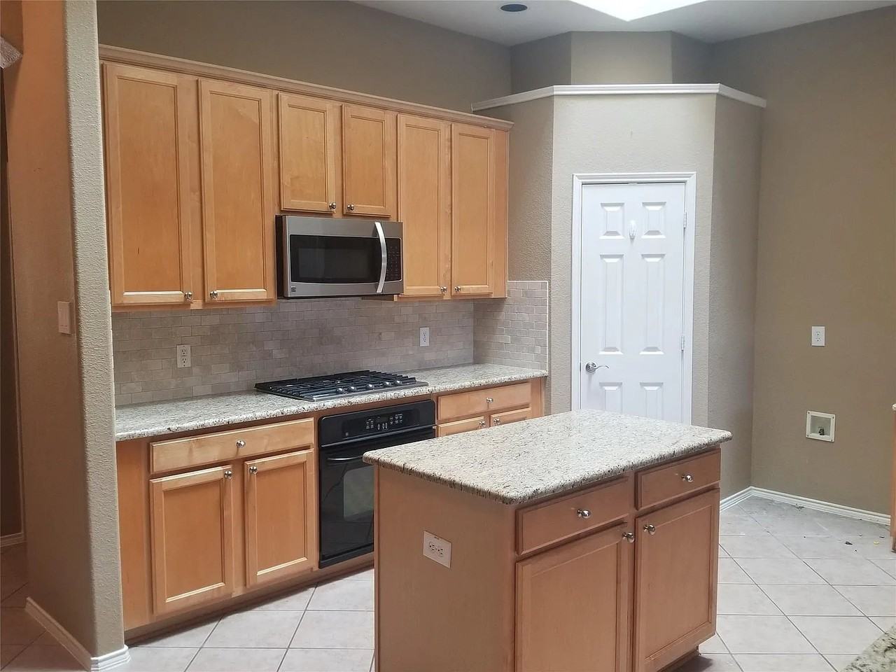 9208 Sterling Gate Dr - Photo 5 of 8