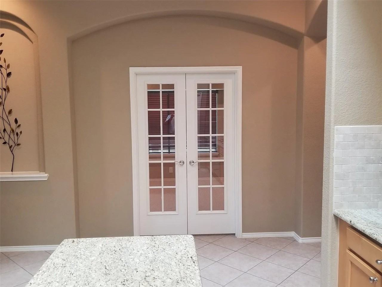 9208 Sterling Gate Dr - Photo 7 of 8