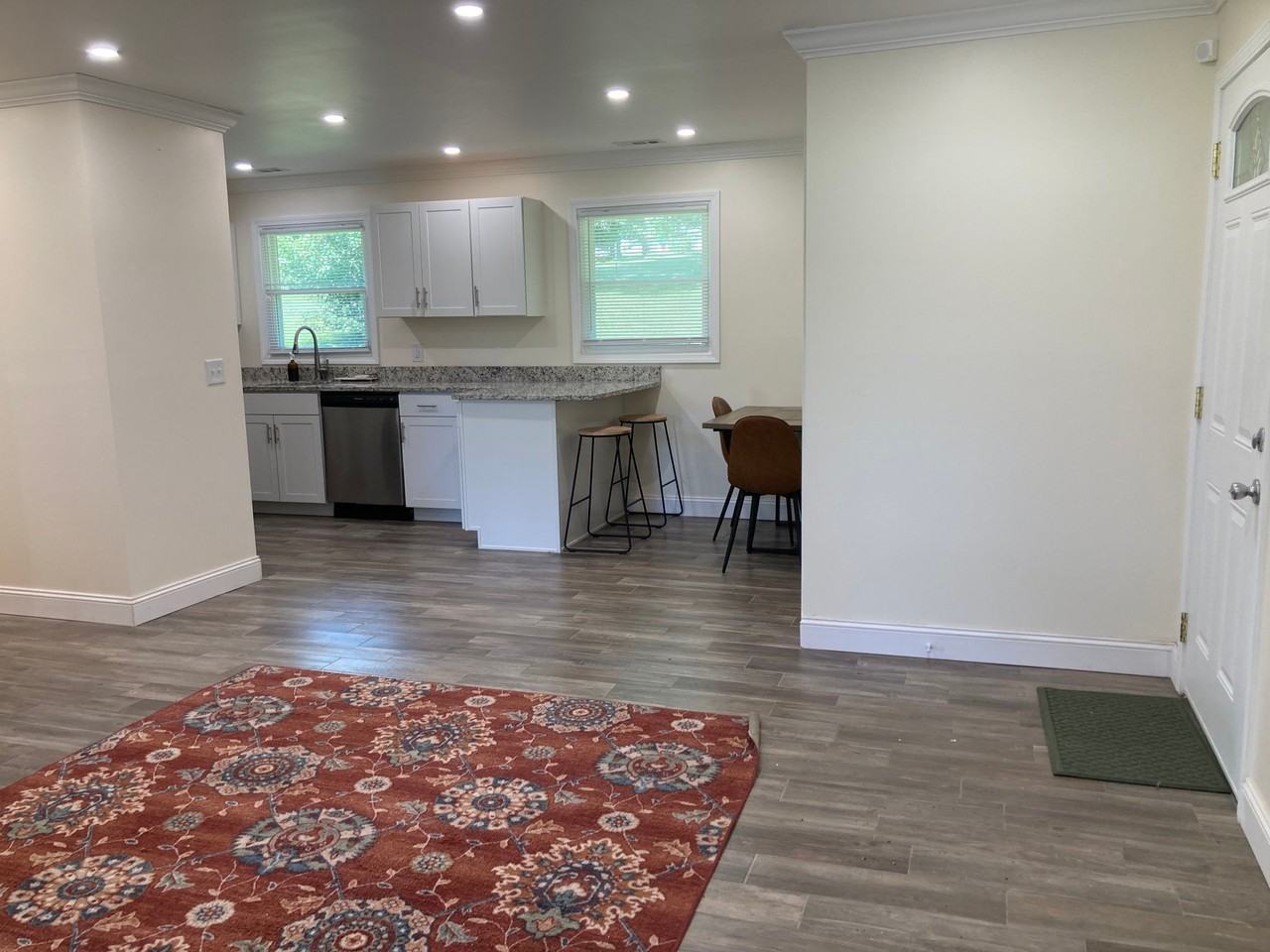 569 Summitt Dr - Photo 4 of 11