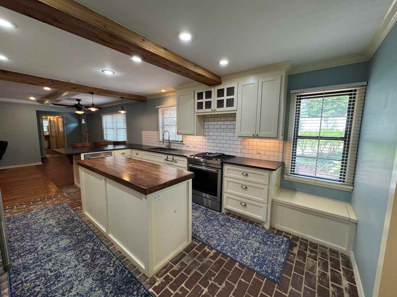 425 E Seneca St - Photo 6 of 17