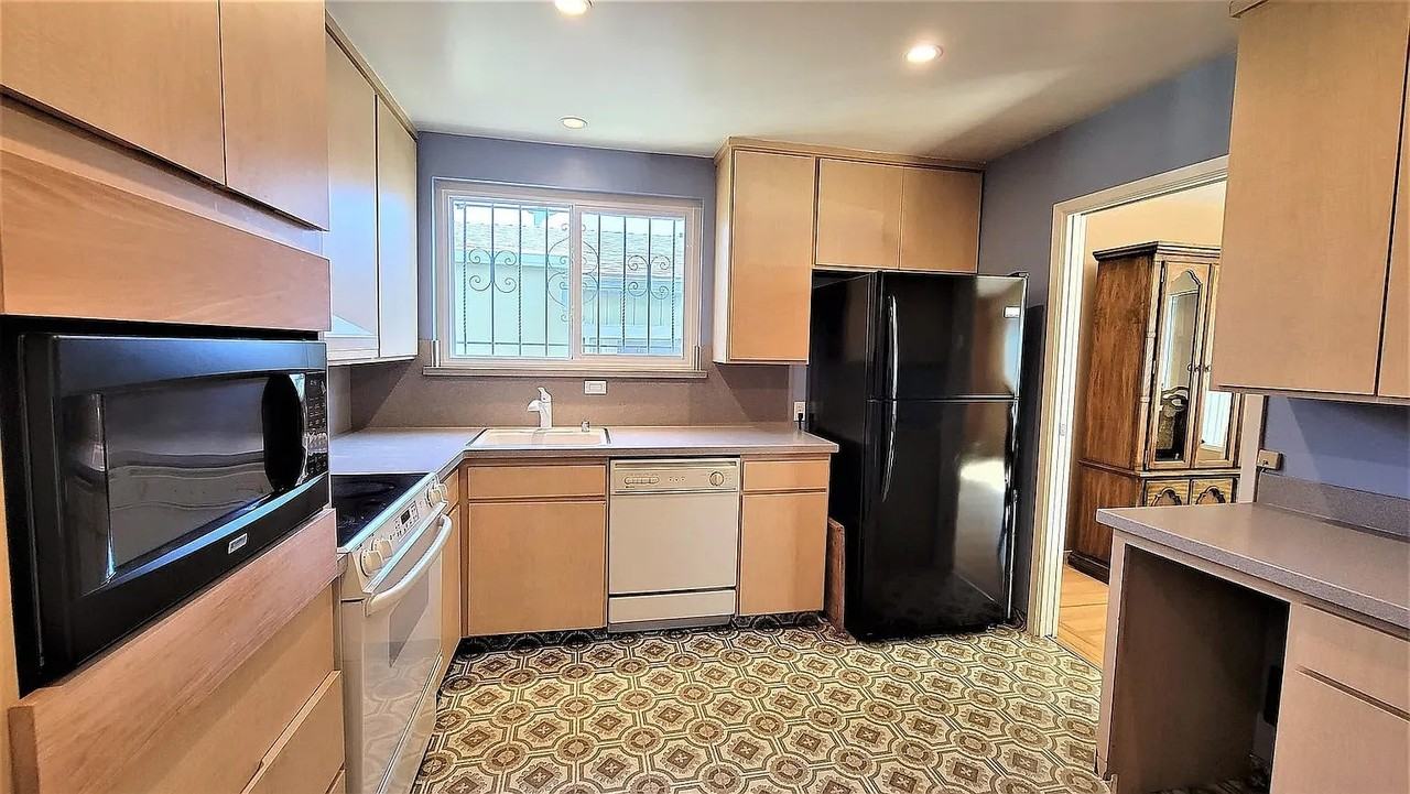 606 South Hill Boulevard - Photo 6 of 15