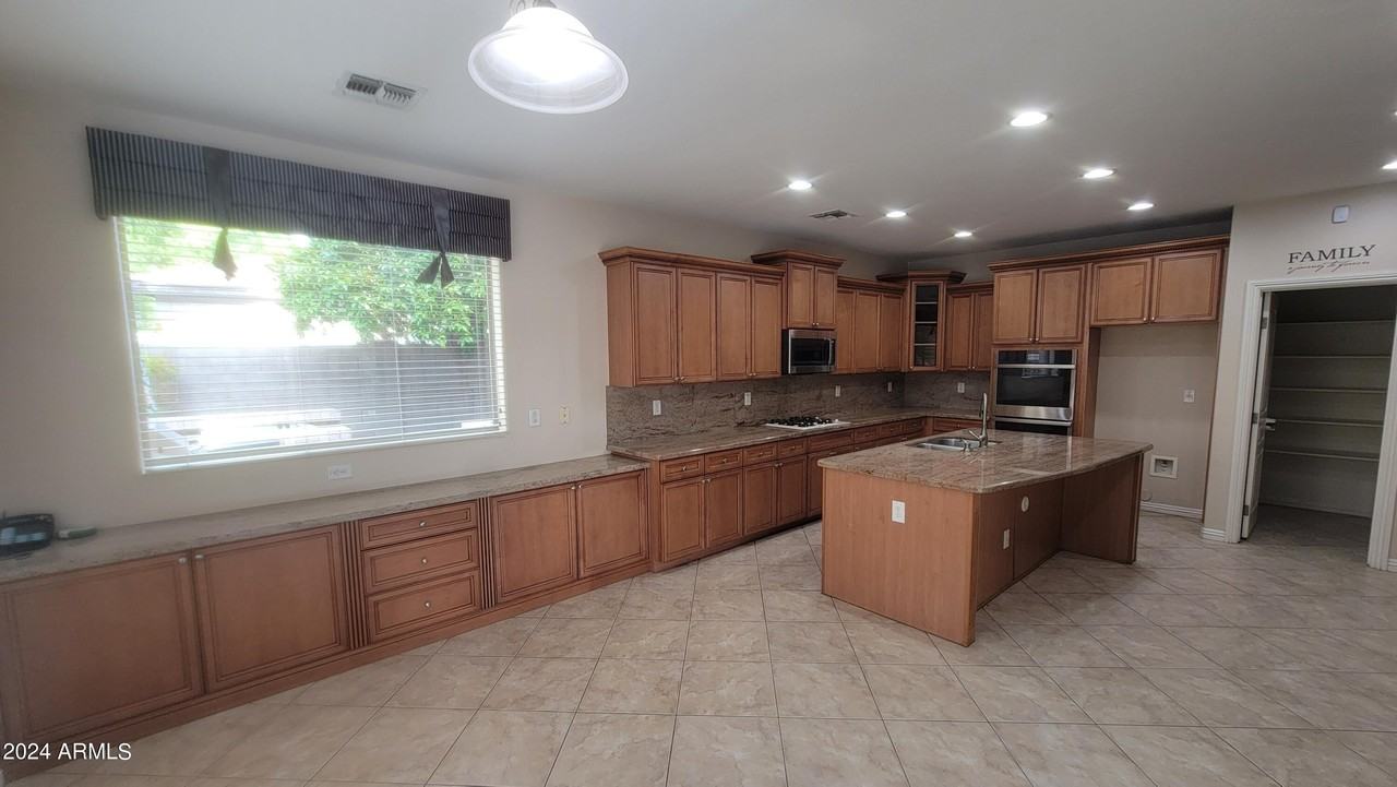 7318 N Kirsten Ave - Photo 2 of 48