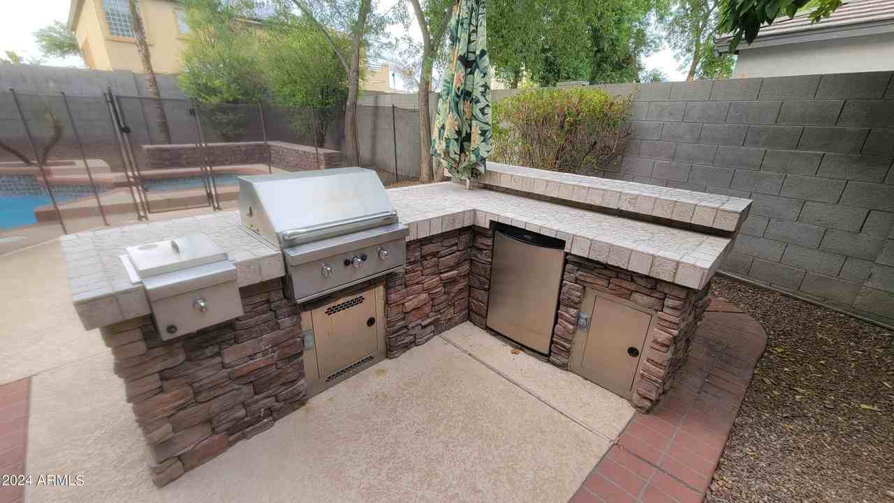 7318 N Kirsten Ave - Photo 5 of 48