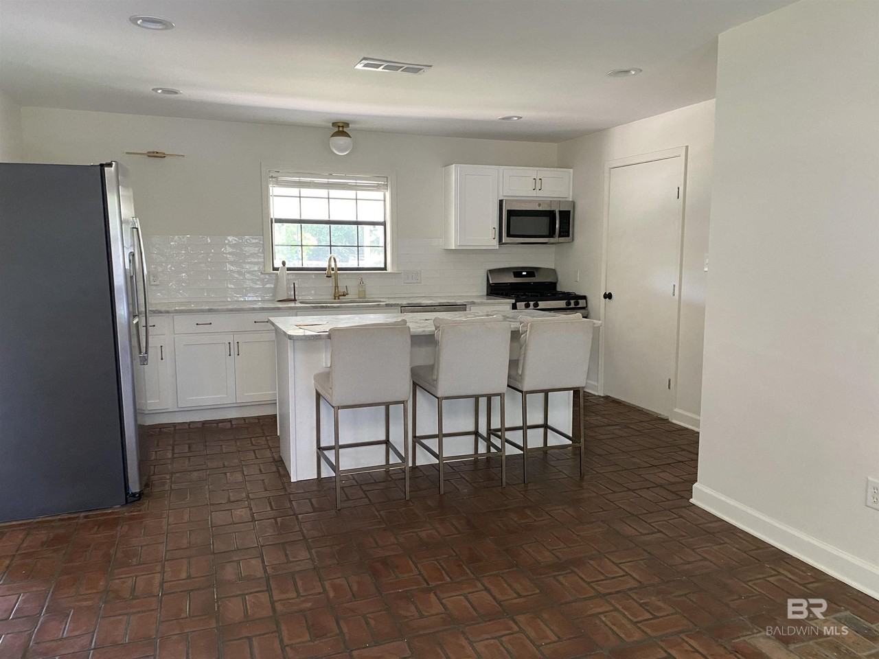 105 Sara Ave N - Photo 3 of 13