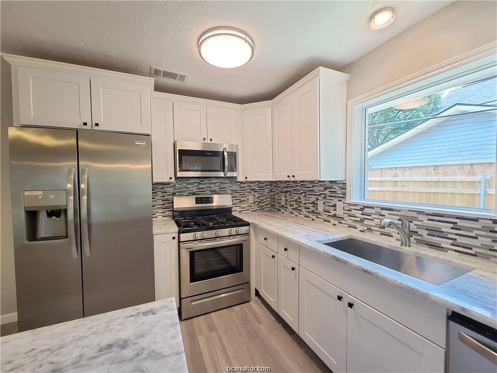 1409 Broadmoor Dr - Photo 3 of 15