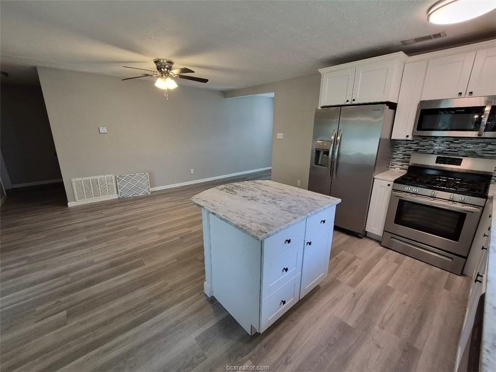 1409 Broadmoor Dr - Photo 4 of 15