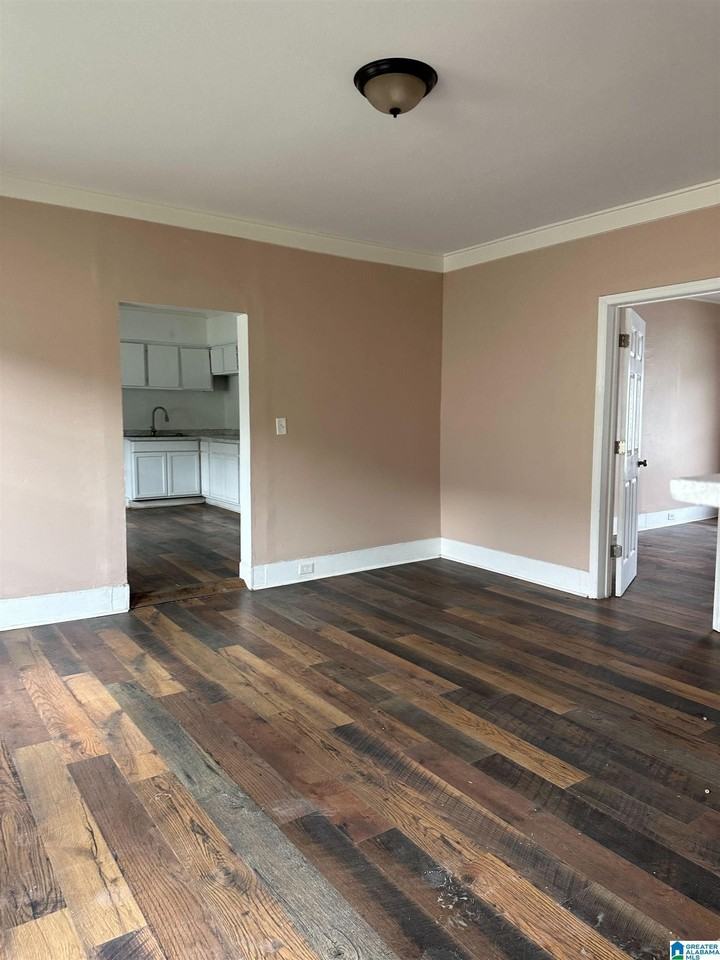 1304 Avenue G - Photo 4 of 20
