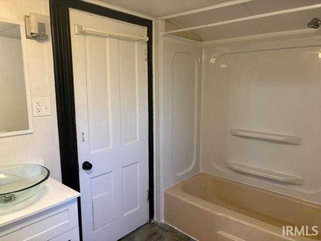 817 W 6th St - Photo 7 of 9