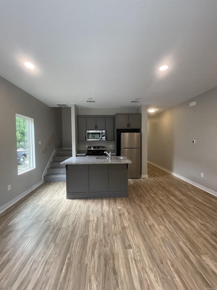 717 W 32nd St - Photo 2 of 10