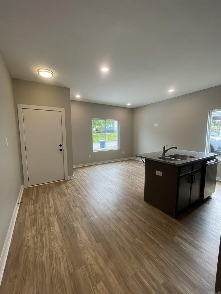 717 W 32nd St - Photo 3 of 10