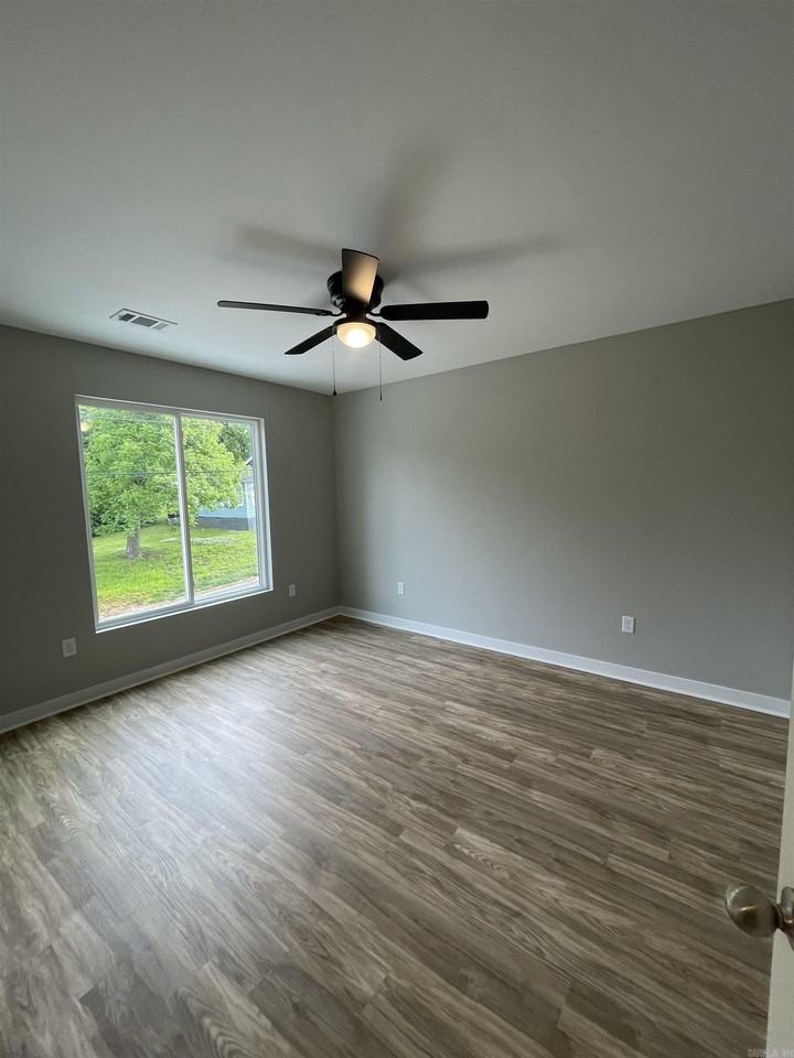 717 W 32nd St - Photo 5 of 10