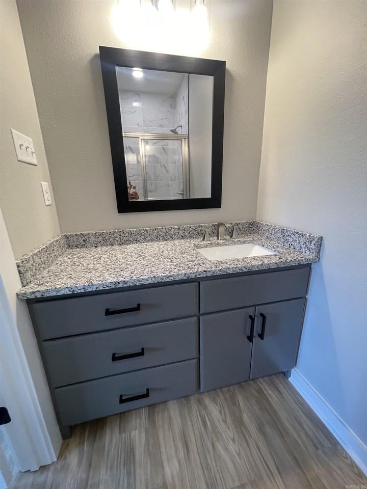 717 W 32nd St - Photo 6 of 10