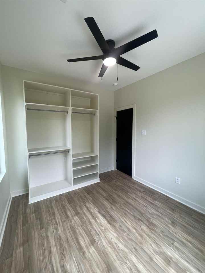 718 W Short 32nd St - Photo 3 of 4