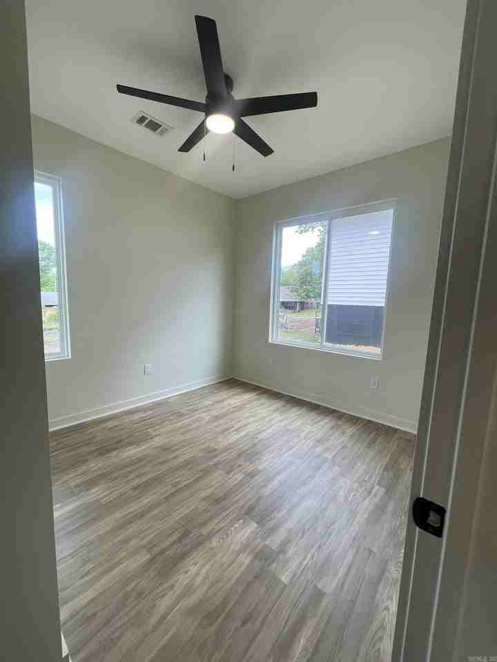 718 W Short 32nd St - Photo 4 of 4