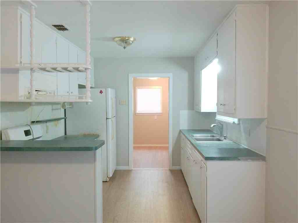 4938 Jean St - Photo 5 of 11
