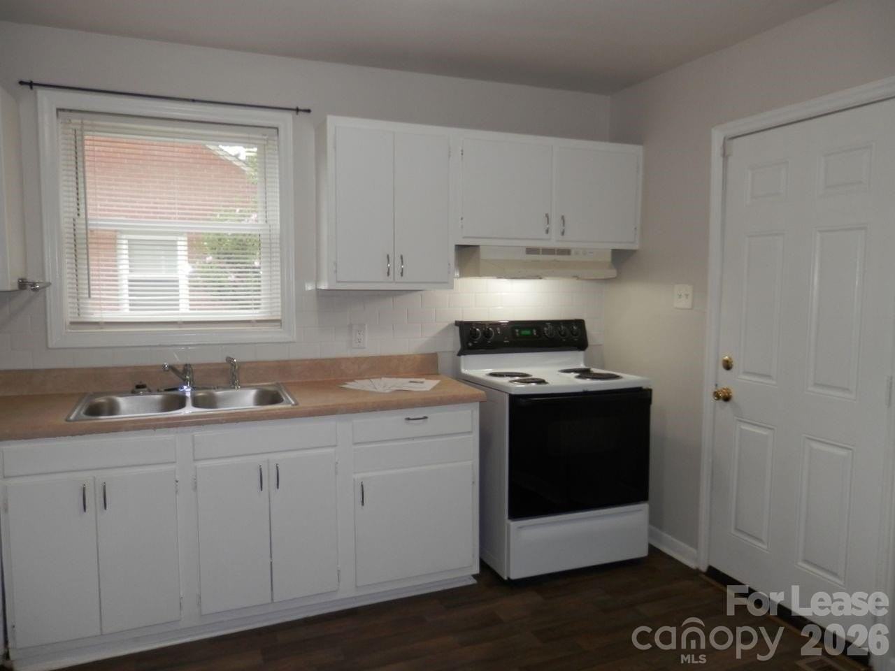 2827 Burbank Dr - Photo 5 of 20