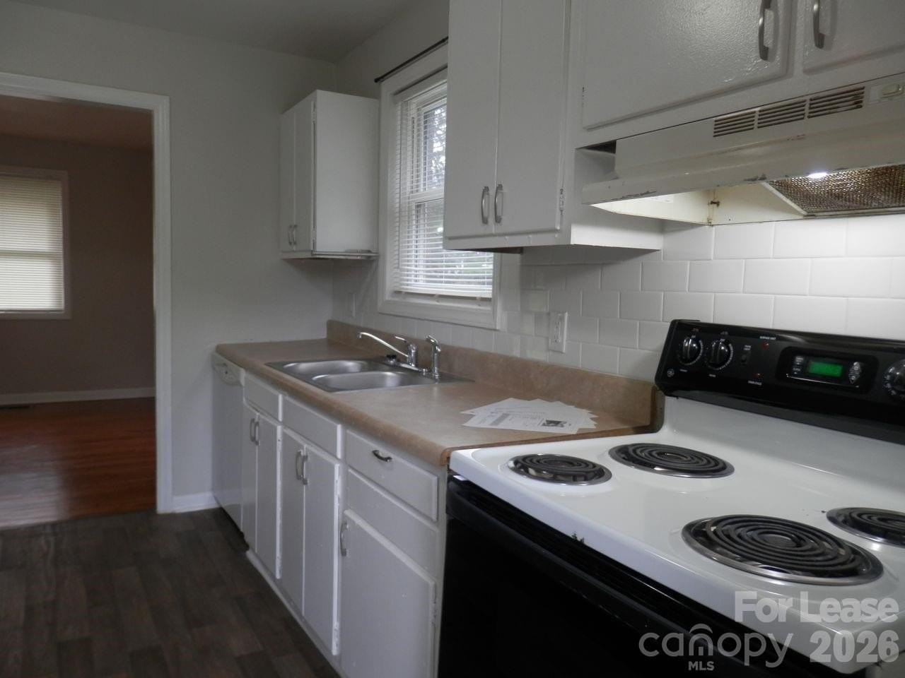 2827 Burbank Dr - Photo 6 of 20